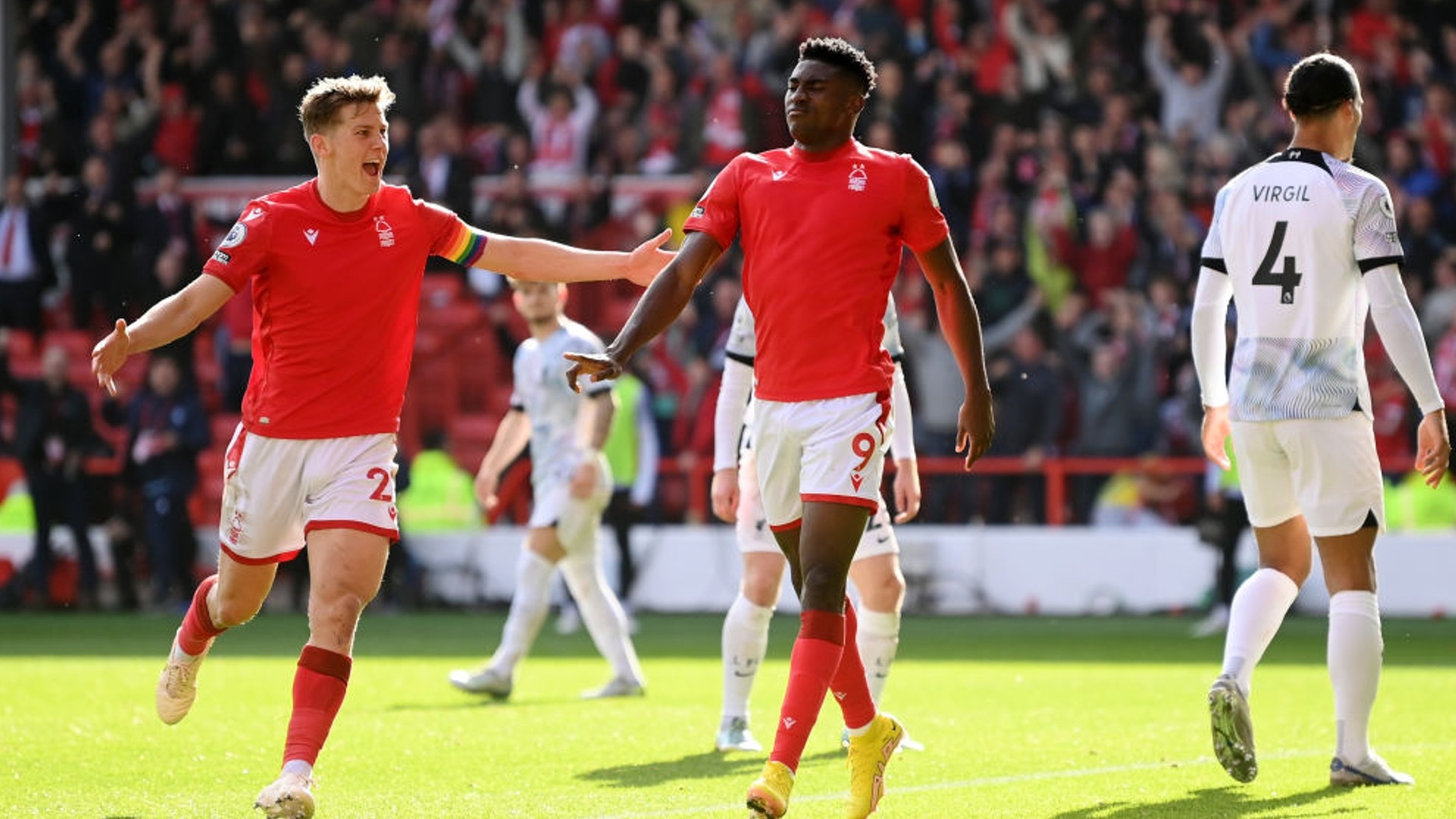 围让他比后 围让他比后